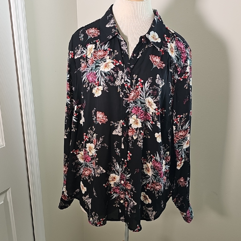 Torrid Floral Black Women's Top.size 1X. Long Sleeves Covered Buttons.